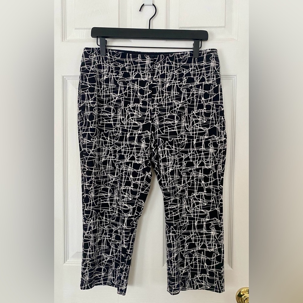 Black and White Graphic Patterned Alfani Petite Cropped Dress Pant
